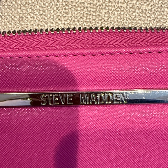 Steve Madden Fuchsia Wallet with Silver Accent - Picture 4 of 10